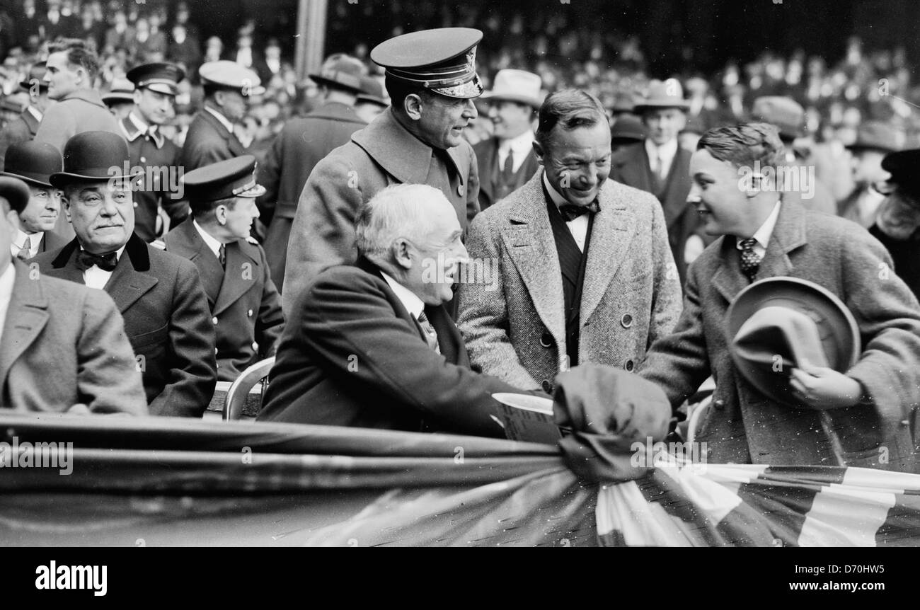 Albert D. Lasker (Werbung Genius), Jacob Ruppert (Inhaber des New York AL), Präsident Warren Harding im Yankee Stadium 24.04.1923 (Baseball) Stockfoto