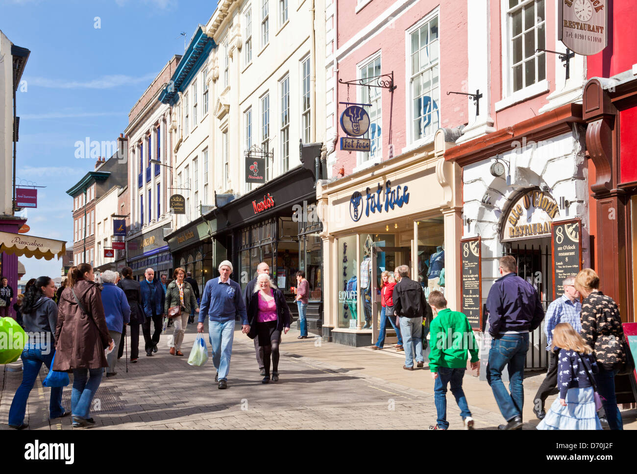 Shopper geschäftiges Einkaufen im Stadtzentrum von High Ousegate York, North Yorkshire England GB Europa Stockfoto