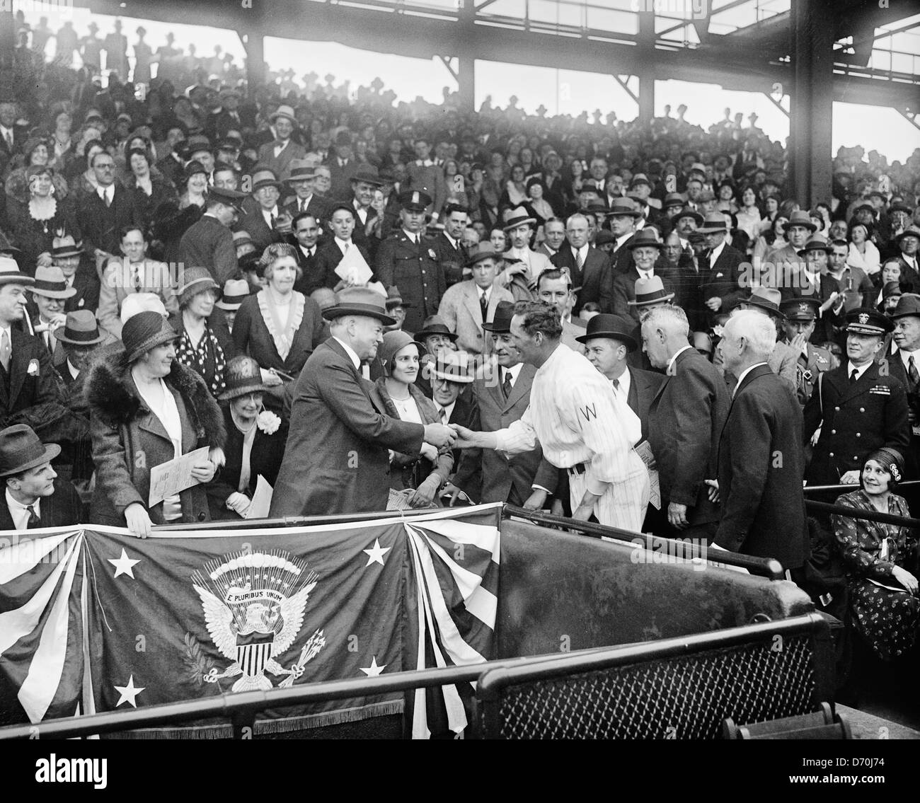 Lou Hoover und Herbert Hoover Händeschütteln mit Walter Johnson bei Baseball-Spiel, 1931 Stockfoto