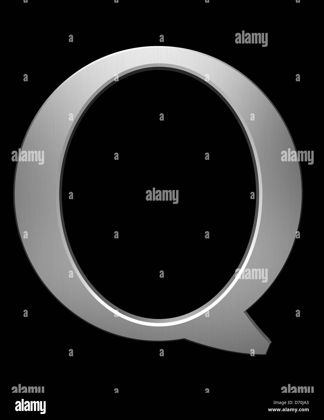 Buchstabe Q in gebürstetem Stahl isoliert auf schwarz mit Beschneidungspfad Stockfoto