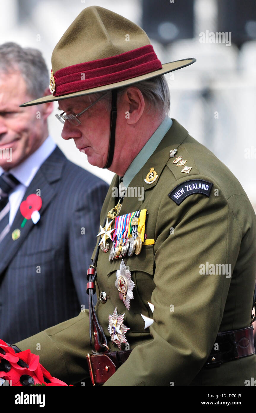 HRH Prinz Richard, Duke of Gloucester; ANZAC Day, London, UK. 25. April 2013. Kranzniederlegung am Ehrenmal - New Zealand Hochkommissar Lockwood Smith hinter. Stockfoto