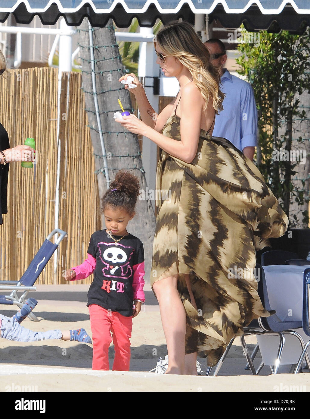 Heidi Klum und ihre Tochter Lou Sulola Samuel besuchen eine Kinder-Party in Los Angeles Los Angeles, Kalifornien - 25.02.12 Stockfoto