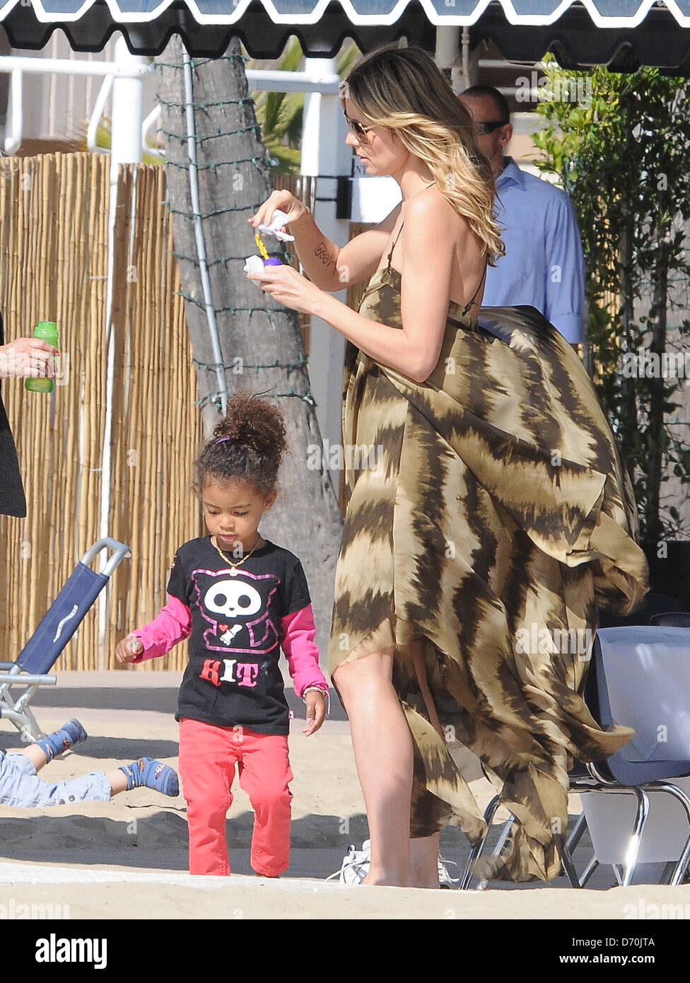Heidi Klum und ihre Tochter Lou Sulola Samuel besuchen eine Kinder-Party in Los Angeles Los Angeles, Kalifornien - 25.02.12 Stockfoto