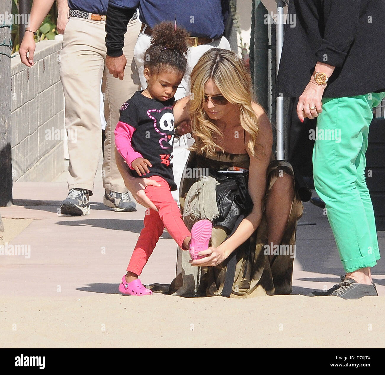 Heidi Klum und ihre Tochter Lou Sulola Samuel besuchen eine Kinder-Party in Los Angeles Los Angeles, Kalifornien - 25.02.12 Stockfoto