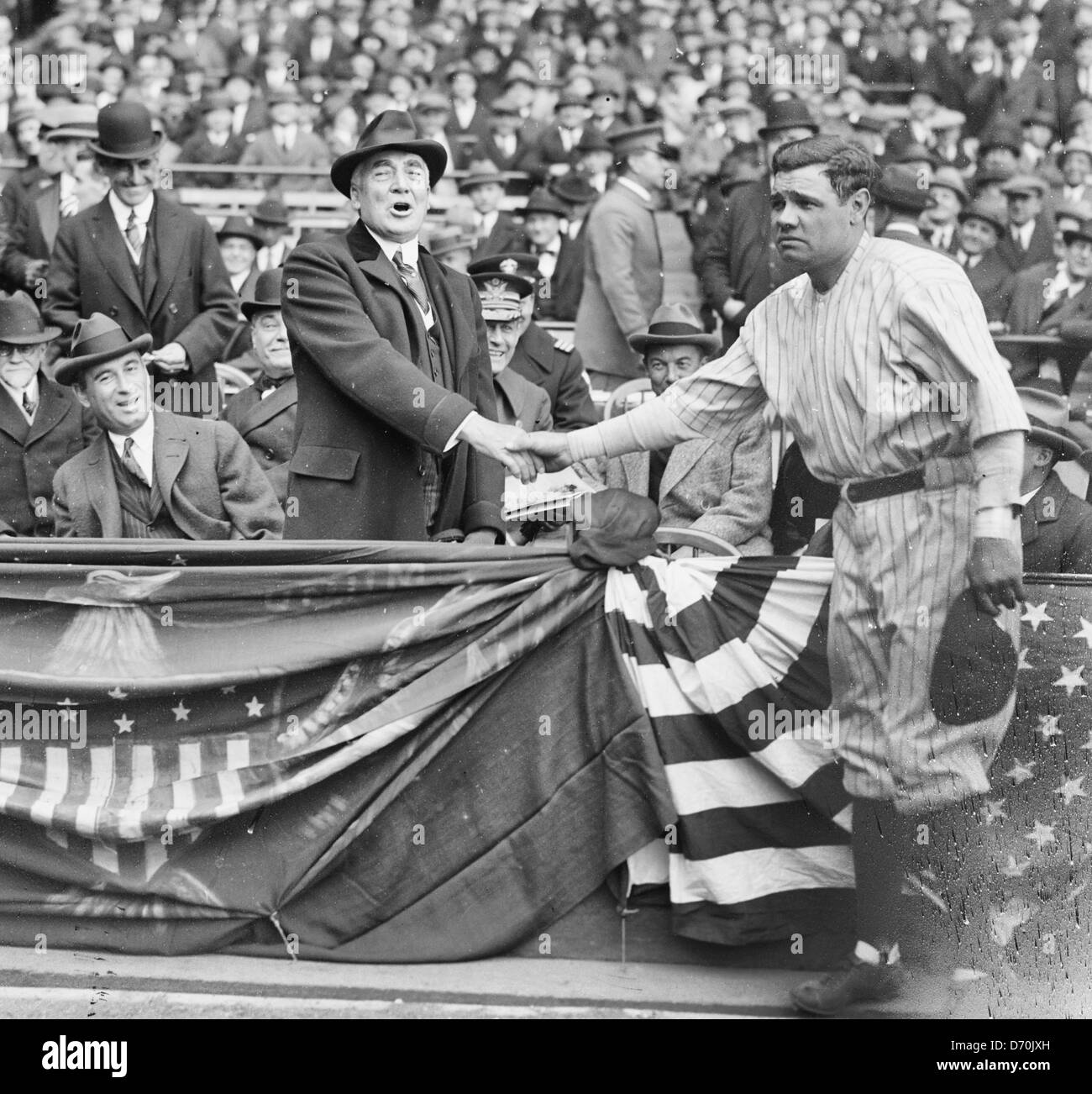 Babe Ruth Händeschütteln mit USA Präsident Warren g. Harding, im Yankee Stadium 24.04.23 Stockfoto