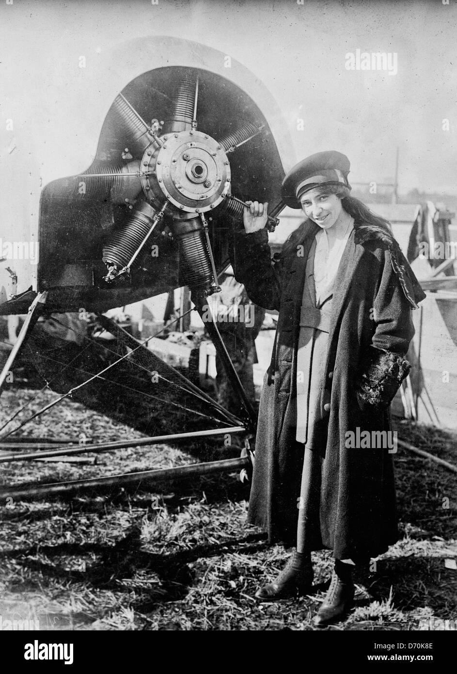 Katherine Stinson in Japan. Fliegerin Katherine Stinson stehend mit dem Flugzeug. September 1917 Stockfoto