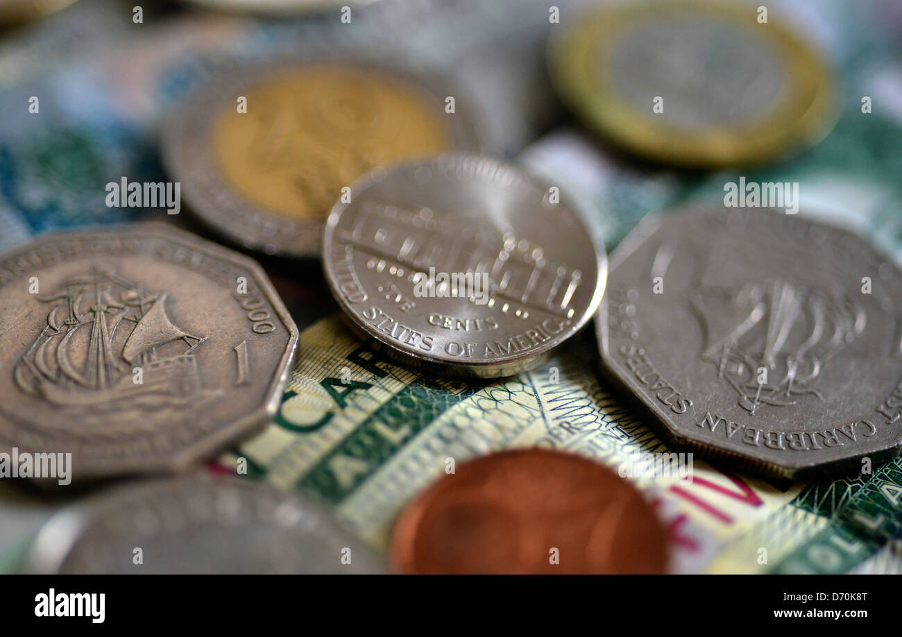 Eine Auswahl an internationalen Währung Münzen und Banknoten. Stockfoto