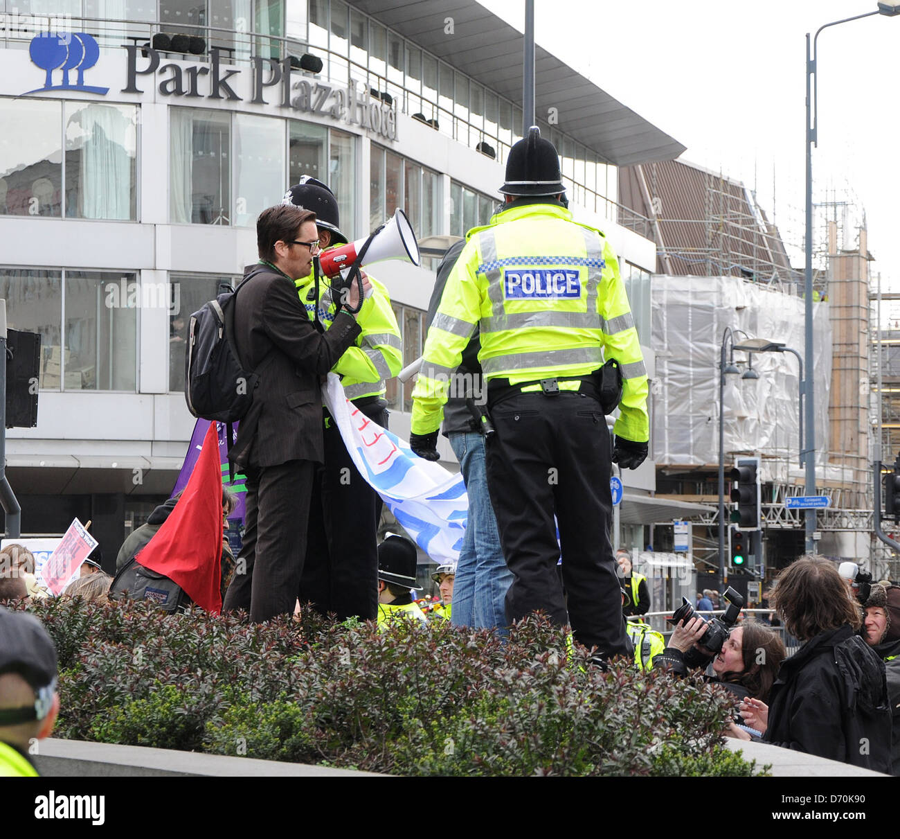 Stimmung gegen die Regierung schneiden Demonstranten versammeln sich in der Innenstadt von Leeds zu protestieren vor The Queens Hotel während der konservative lokale Regierung Konferenz Leeds, England - 25.02.12 Stockfoto