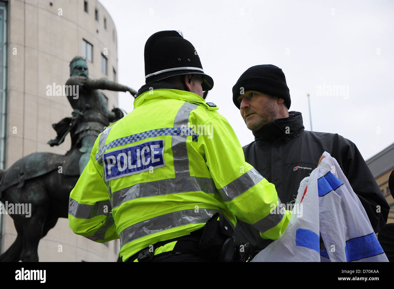 Stimmung gegen die Regierung schneiden Demonstranten versammeln sich in der Innenstadt von Leeds zu protestieren vor The Queens Hotel während der konservative lokale Regierung Konferenz Leeds, England - 25.02.12 Stockfoto