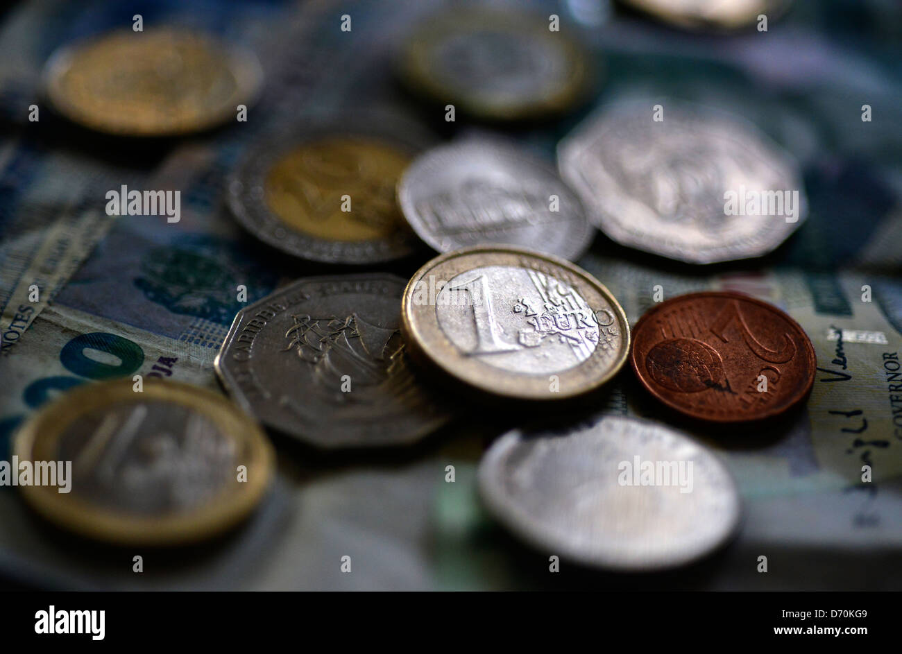 Eine Auswahl an internationalen Währung Münzen und Banknoten. Stockfoto