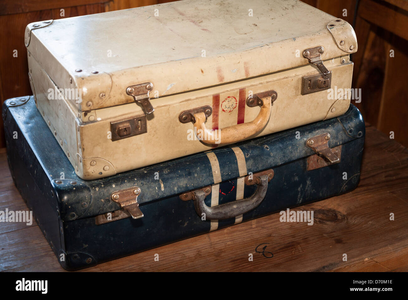 Zwei alte Koffer, Inthar Heritage House, Inpawkhon Dorf, Inle-See, Shan State in Myanmar (Burma) Stockfoto