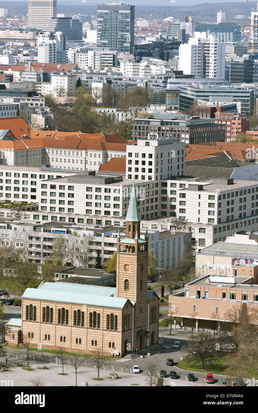 Blick auf die moderne Stadt und St. Matthaeuskirche in Berlin, Deutschland Stockfoto