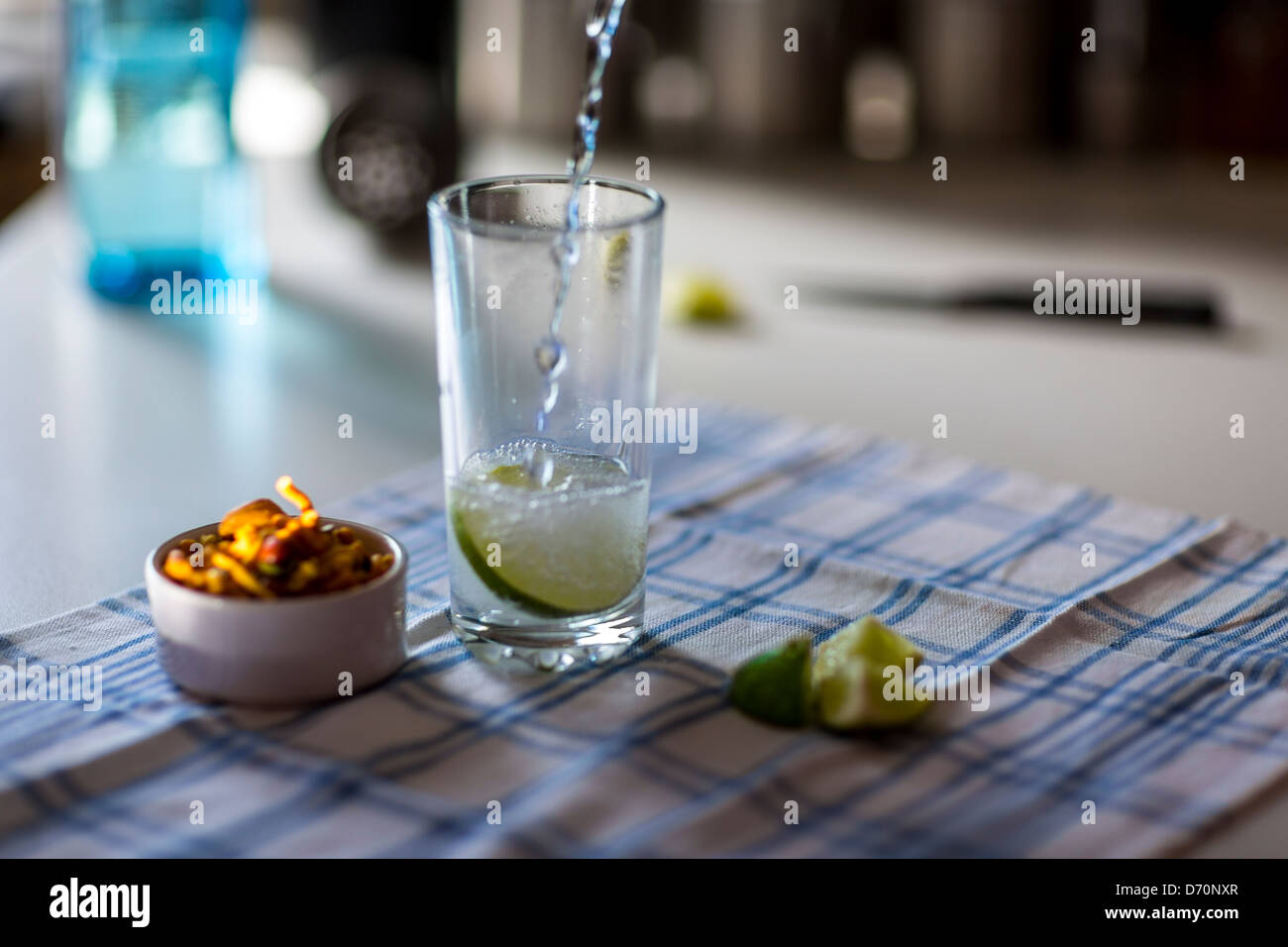 Gin Tonic Nibbles Stockfotografie Alamy