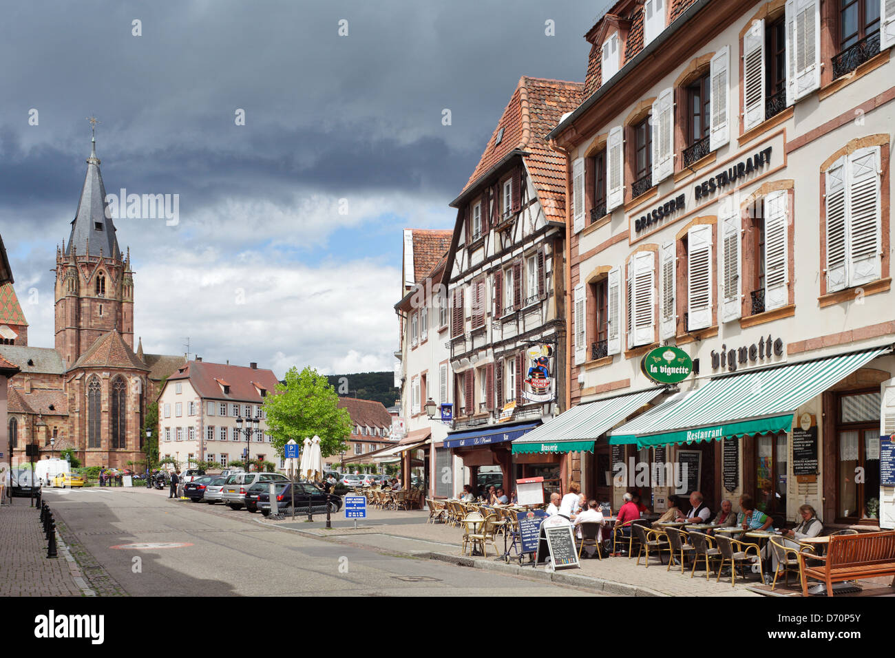 Wissembourg, Frankreich, alte Fachwerkhaeuser und die Kirche St. Peter und Paul Stockfoto