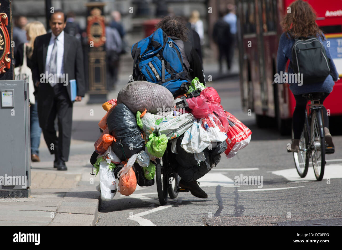 Landstreicher Tasche Mann Bagman Fahrradtour durch London erdrückt mit Tragetaschen Stockfoto