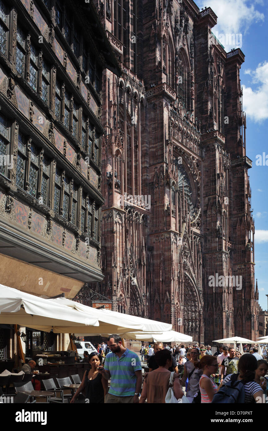 Straßburg, Frankreich, Passanten auf dem Platz vor dem Straßburger Münster Stockfoto