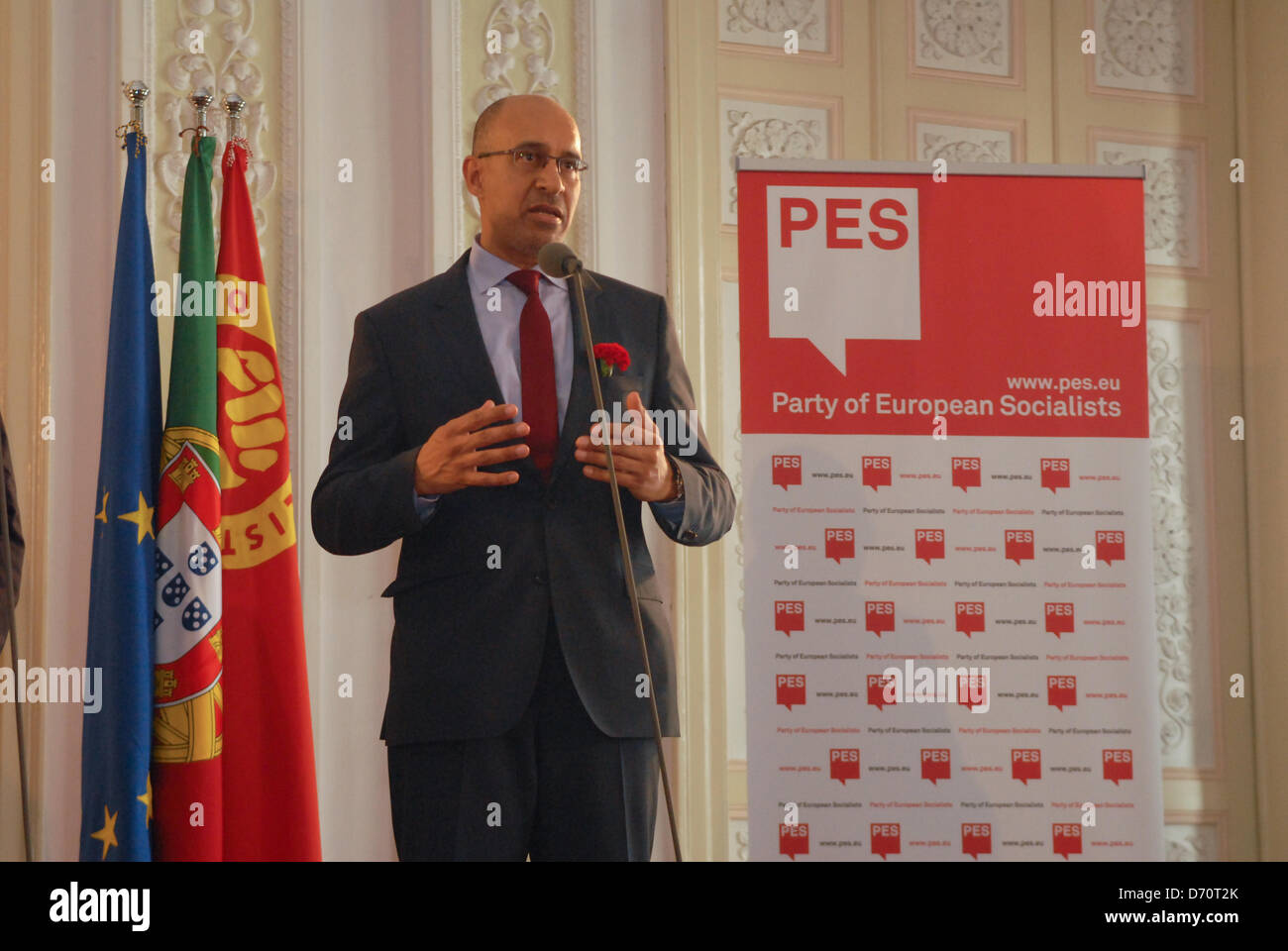 Lissabon, Portugal. 25. April 2013.  Der Präsident der Partei der Europäischen Sozialisten (SPE), Sergei Stanishev und erster Sekretär der französischen Sozialisten, Harlem Désir, haben heute verurteilt Sparpolitik in Portugal, implementiert die konservative Mehrheit in der Europäischen Union die Schuld. Bildnachweis: Luis Nunes /Alamy Live-Nachrichten Stockfoto