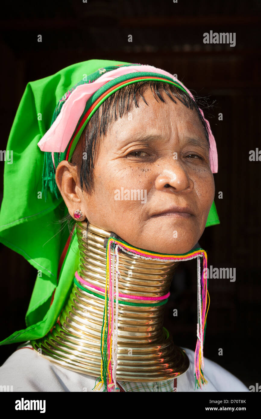 Frau mit langem Hals vom Stamm Padaung, Ywama Dorf, Inle-See, Shan-Staat, Myanmar (Burma) Stockfoto