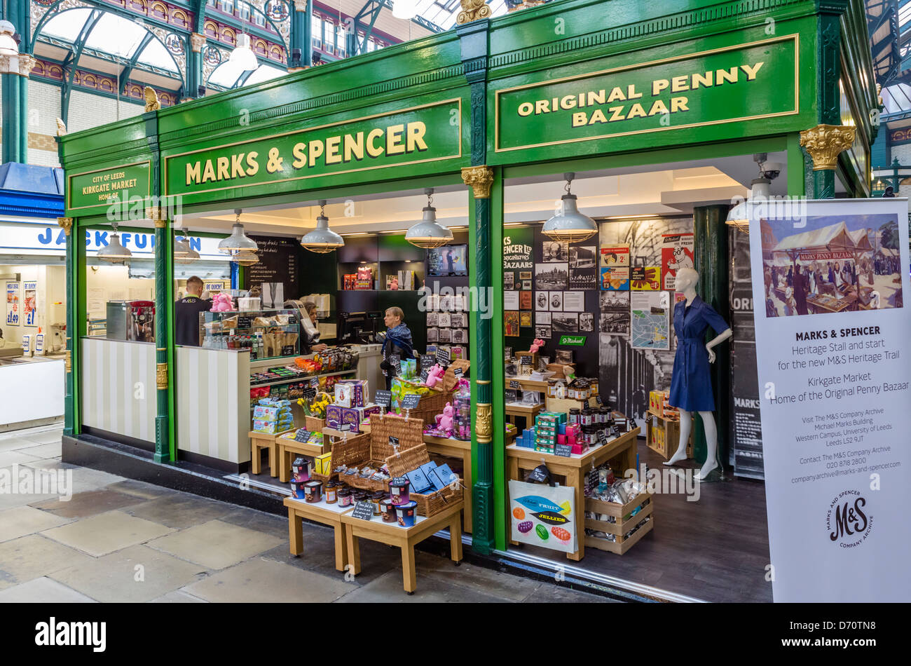 Der neue (ab 2013) Marks and Spencer stall in Kirkgate Market (wo das Unternehmen begann), Leeds, West Yorkshire, Großbritannien Stockfoto