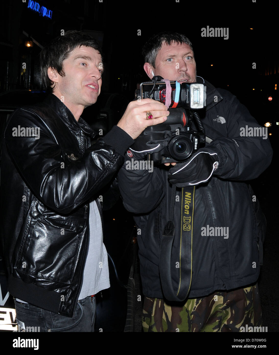 Noel Gallagher in bester Laune Awards wie er fährt Brit 2012 - Sony Musik Afterparty im Arts Club - draußen London, Stockfoto