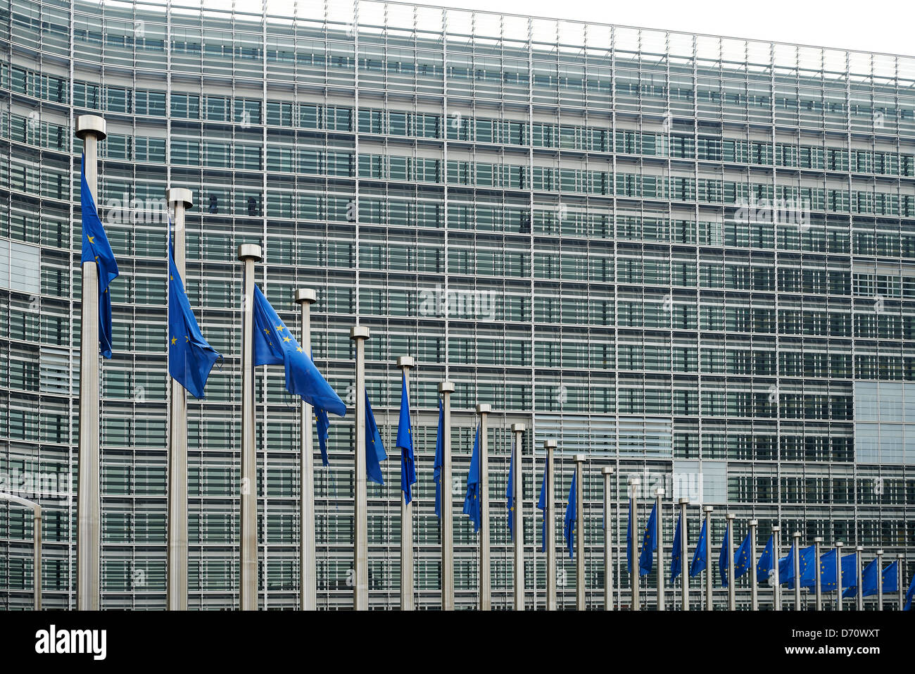 Europäische Fahnen vor dem Berlaymont-Gebäude, Sitz der Europäischen Kommission in Brüssel. Stockfoto