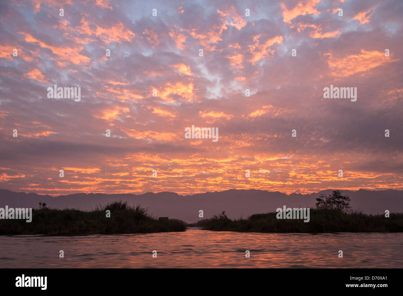 Sonnenaufgang über dem Inle-See und Taung Tan Berg Shan, Shan State in Myanmar (Burma) Stockfoto