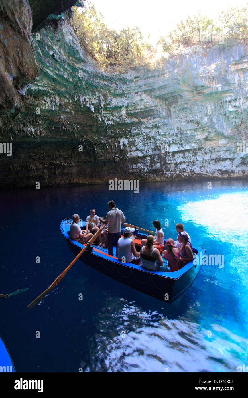 Boot auf dem unterirdischen See Melissani, Insel Kefalonia, Griechenland, Europa Stockfoto