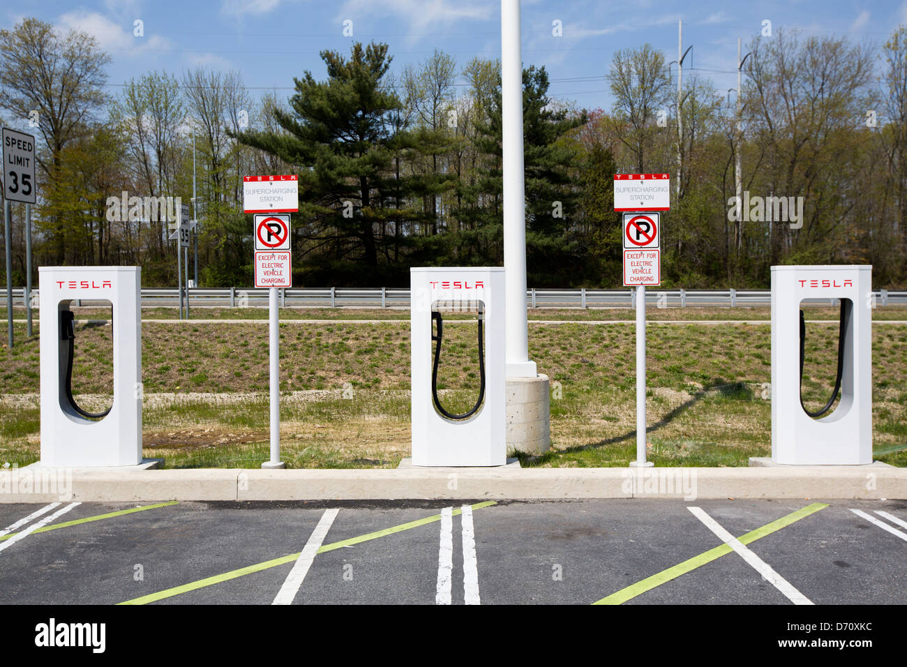 Ein Tesla Elektrofahrzeug denken Station entlang der Interstate 95 in Delaware. Stockfoto