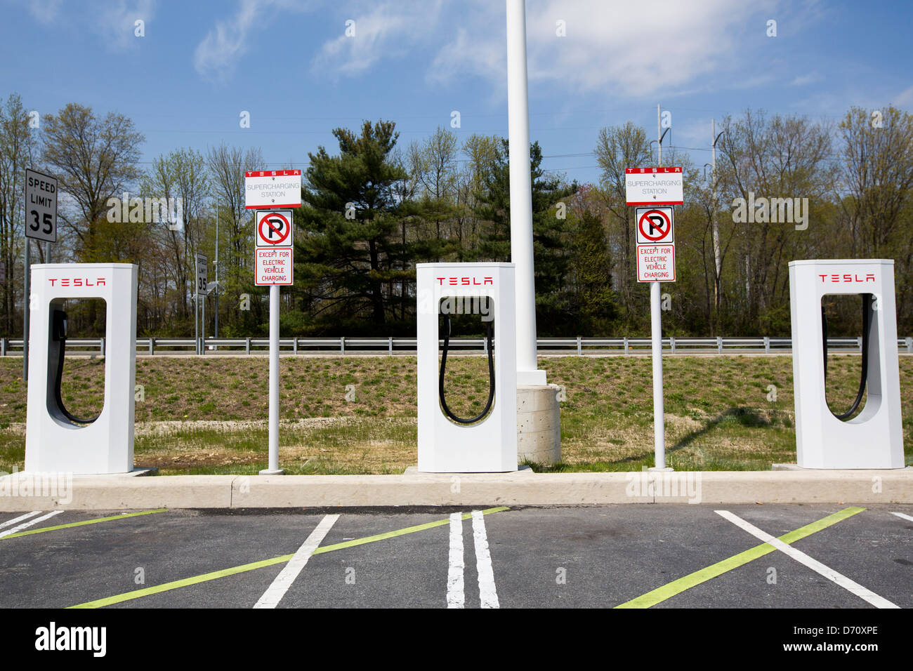 Ein Tesla Elektrofahrzeug denken Station entlang der Interstate 95 in Delaware. Stockfoto