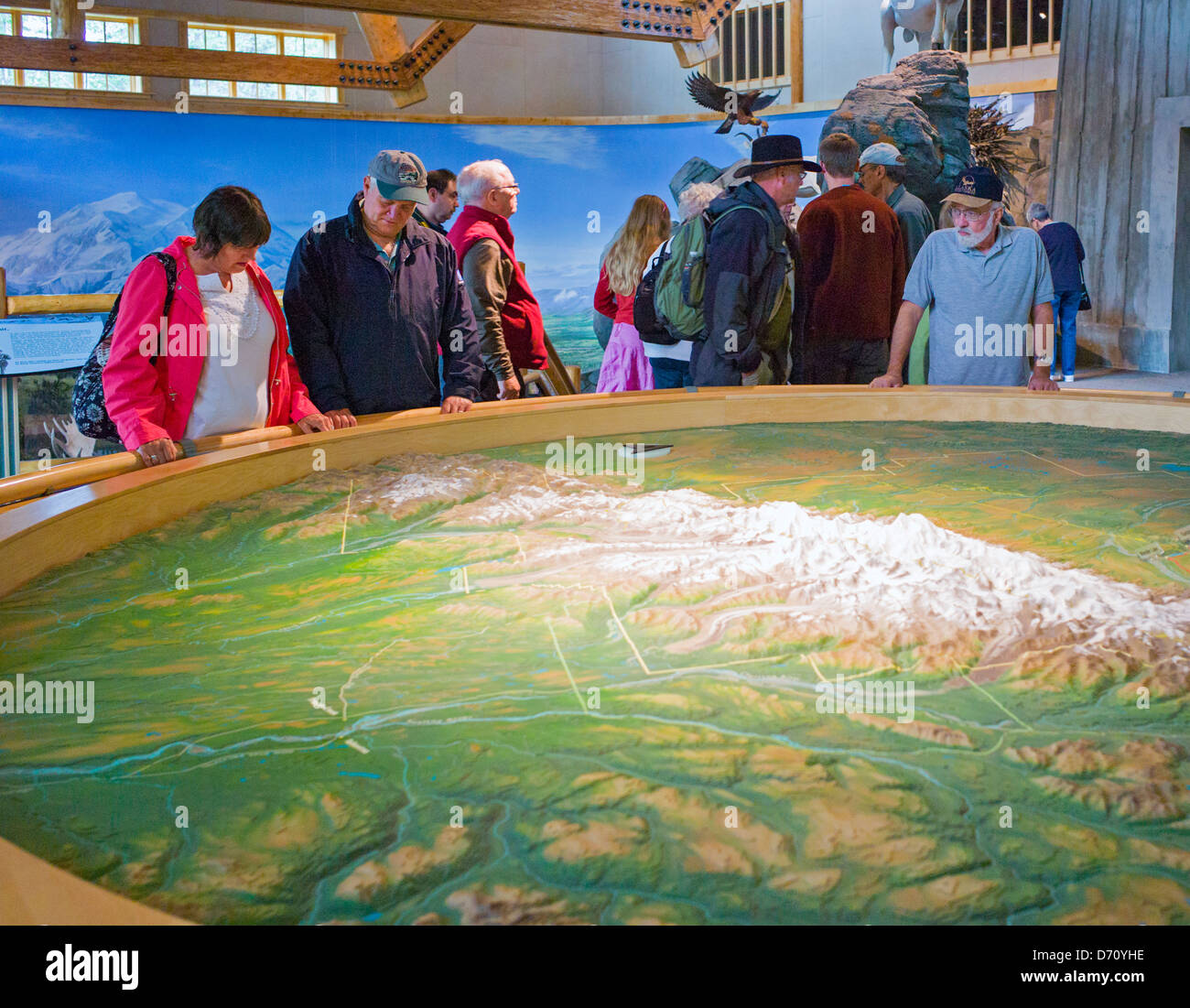 Touristen betrachten eine drei dimensionale topografische Karte im Visitors Center Denali National Park, Denali Nationalpark, Alaska Stockfoto