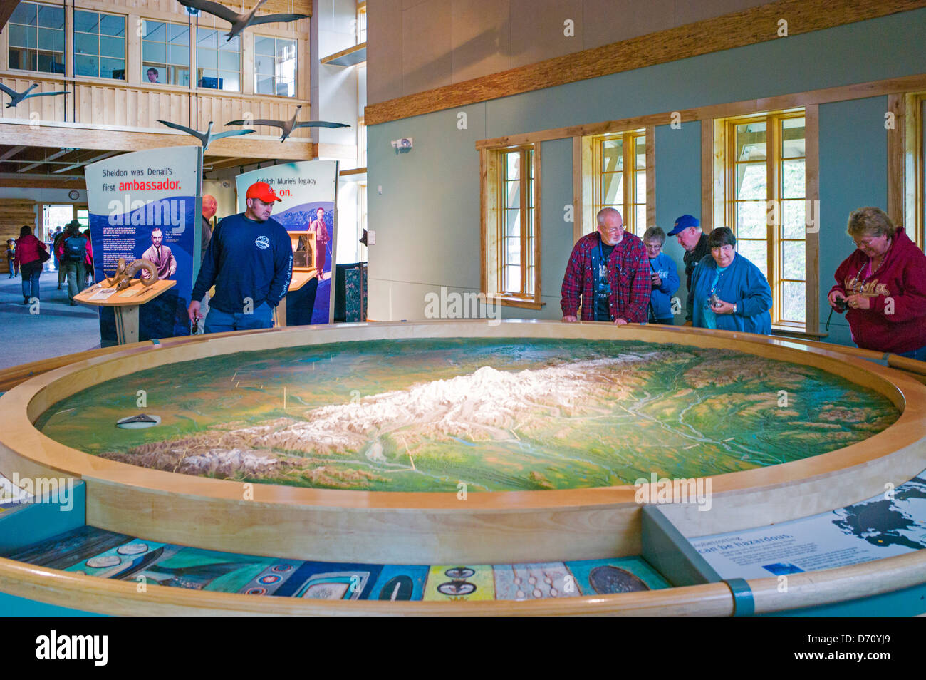 Touristen betrachten eine drei dimensionale topografische Karte im Visitors Center Denali National Park, Denali Nationalpark, Alaska Stockfoto