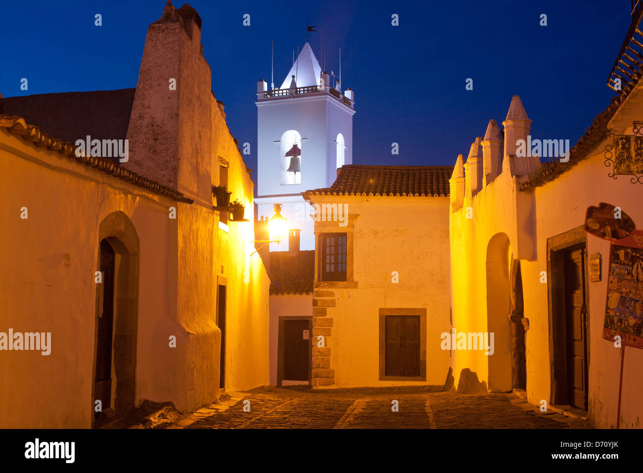 Torre de Relogio und Rua Direita Dämmerung / Dämmerung / Abend / Nacht Blick auf Straße in Monsaraz Dorf Alentejo Portugal Stockfoto