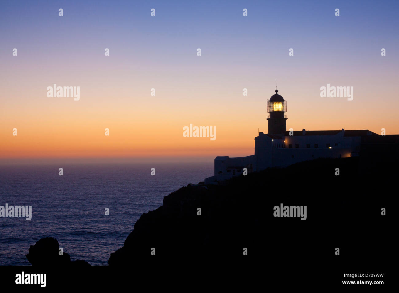 Kap St. Vincent Cabo de Sao Vicente Leuchtturm bei Sonnenuntergang in der Nähe von Sagres Algarve Portugal Stockfoto