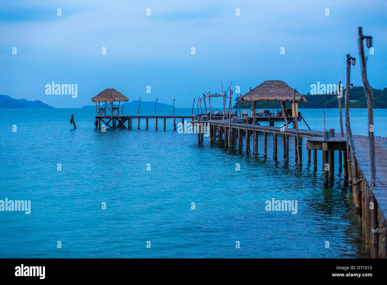 hölzerne Pier auf einer tropischen Insel Stockfoto