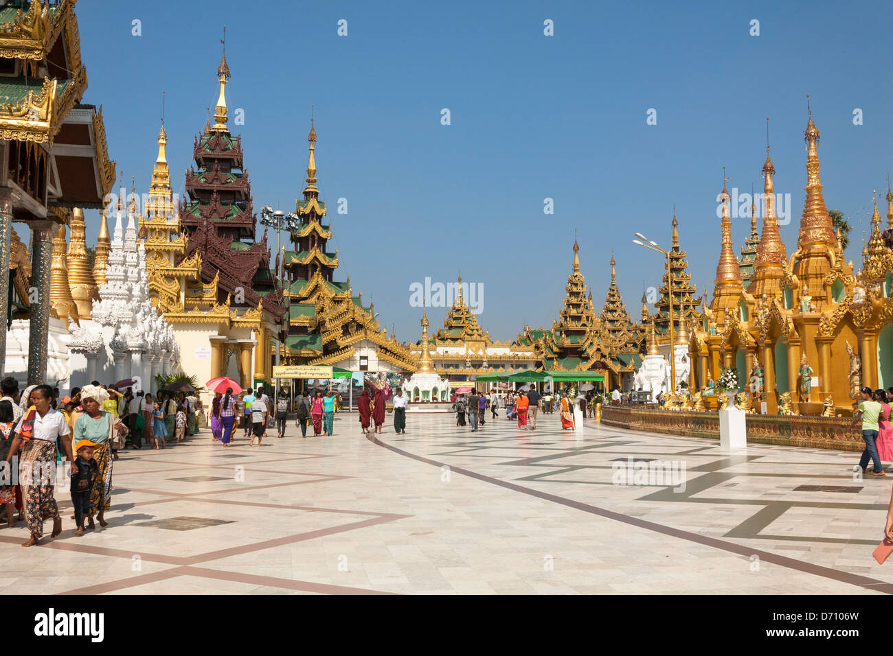 Gebäude an der Shwedagon-Pagode, Yangon (Rangoon), Myanmar, (Burma) Stockfoto