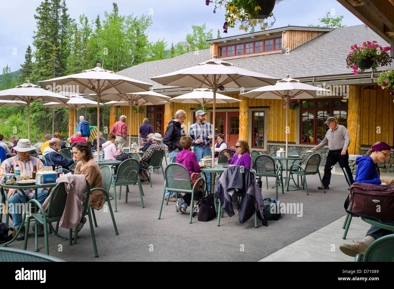 Touristen genießen das Café im Freien am Besucherzentrum der Denali National Park, Denali Nationalpark, Alaska, USA Stockfoto