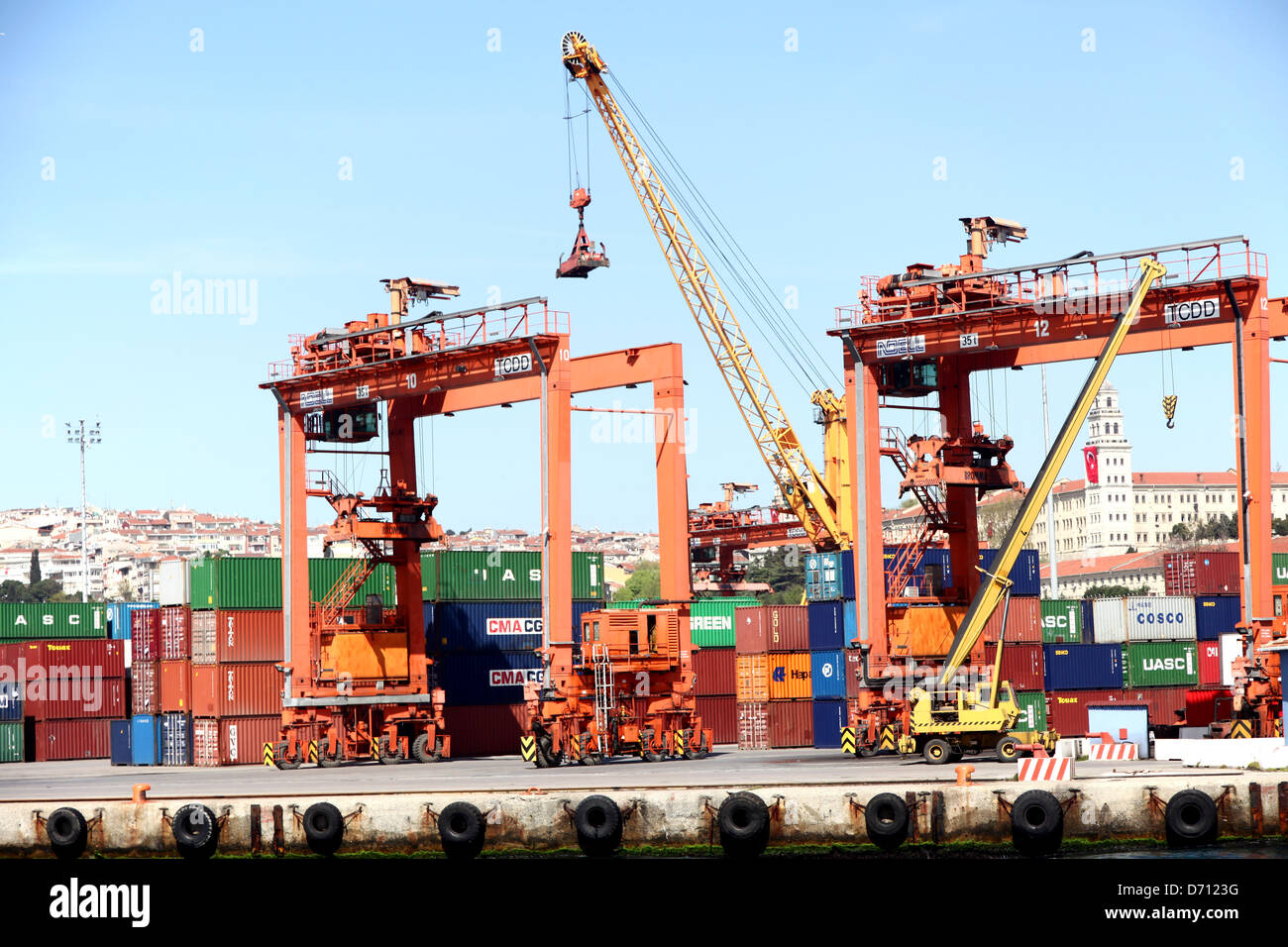 Istanbul docks, der geschäftige Hafen der Türkei, mit Schwerarbeit Krane. April 2013 Stockfoto