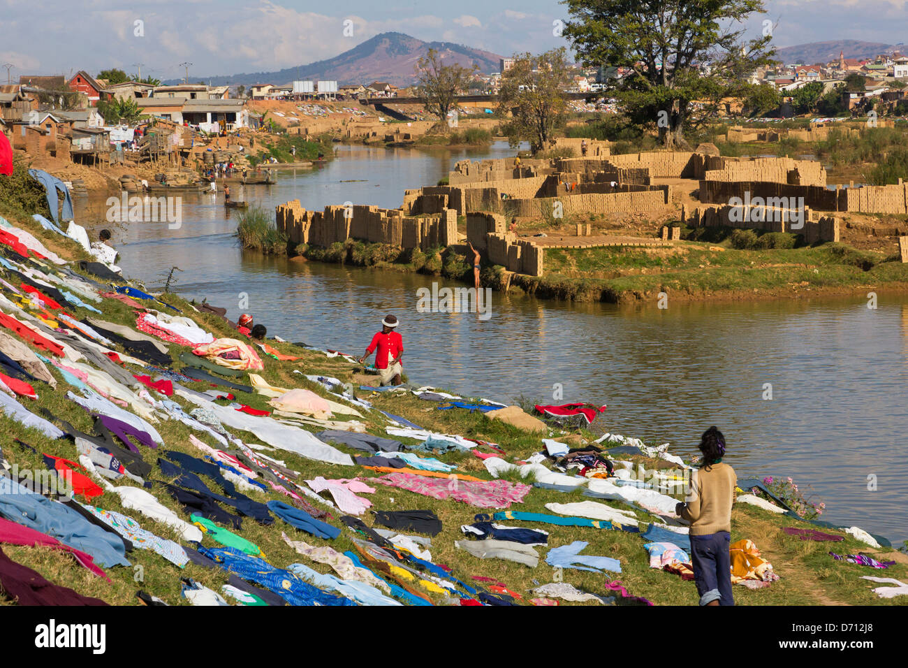 Trocknende Wäsche am Ufer Flusses, Antananarivo, Madagaskar Stockfoto