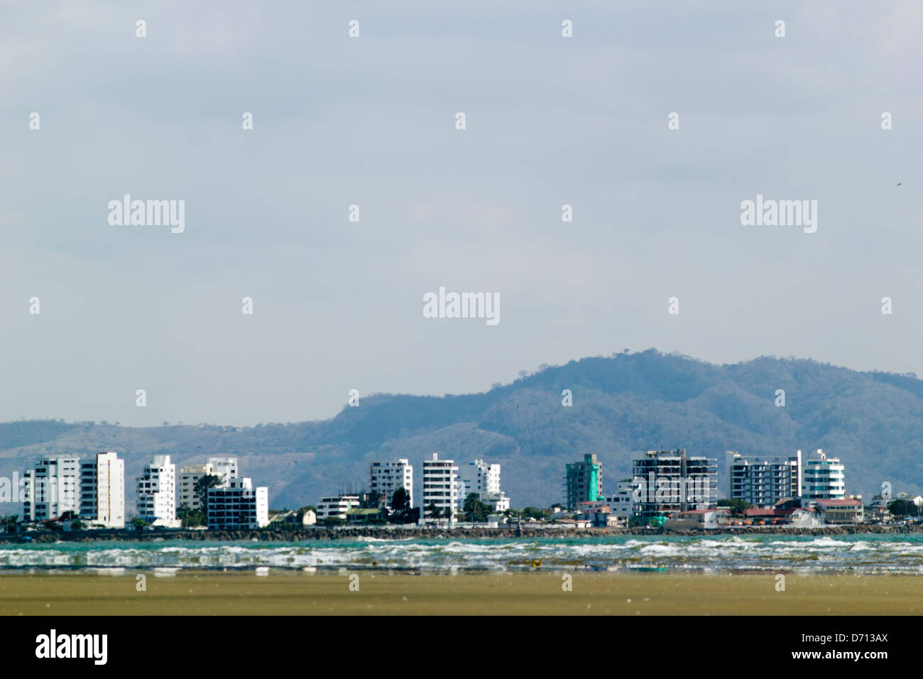 High-Rise Wohnblöcke im Bau in der Stadt von Bahia de Caraquez an der pazifischen Küste von Ecuador Stockfoto