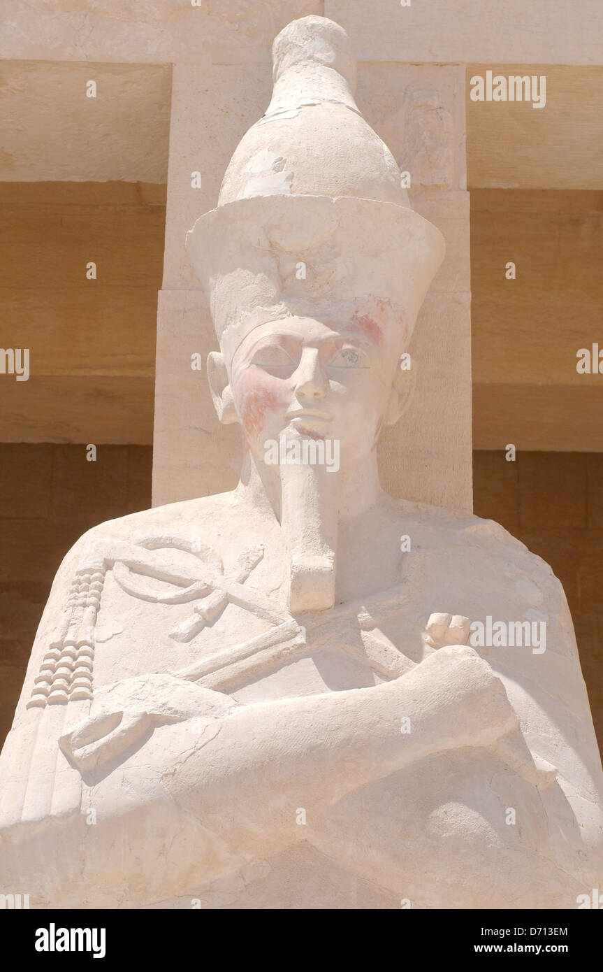 Statue der Königin Hatshepsut, Leichenhalle Tempel der Königin Hatshepsut, Luxor Temple Complex, UNESCO-Weltkulturerbe, Theben, Luxor Stockfoto