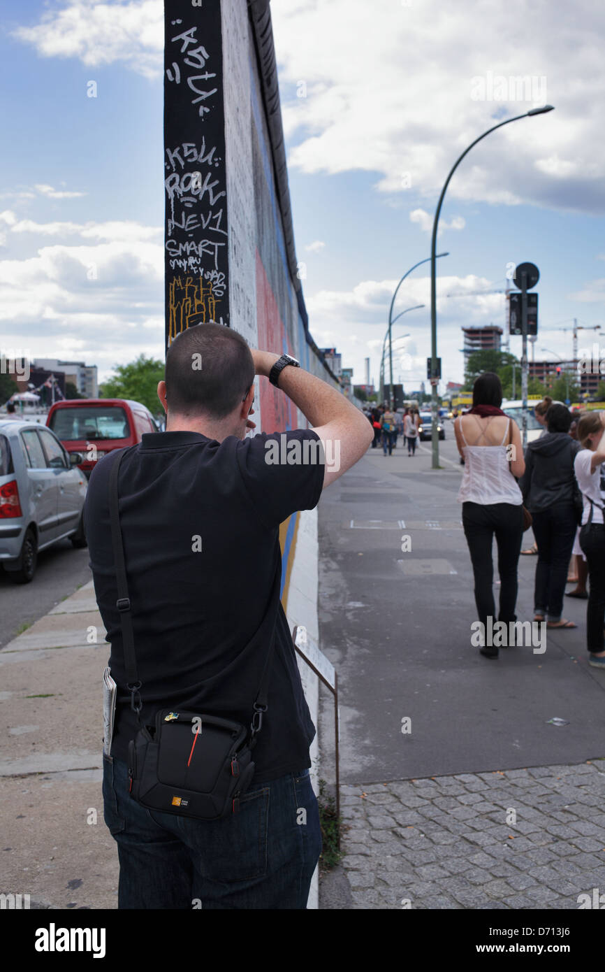 Berlin, Deutschland, Tourist fotografierte die Berliner Mauer an der East Side Gallery Stockfoto