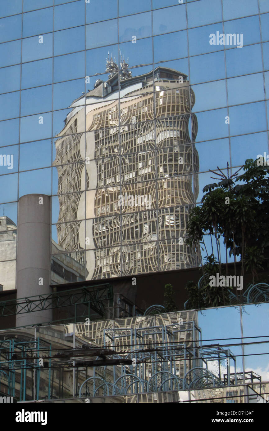 São Paulo legendären Wolkenkratzer Edifício Itália (Italia Gebäude) spiegelt sich auf der Fenster-Fassade eines modernen Geschäftshauses Stockfoto