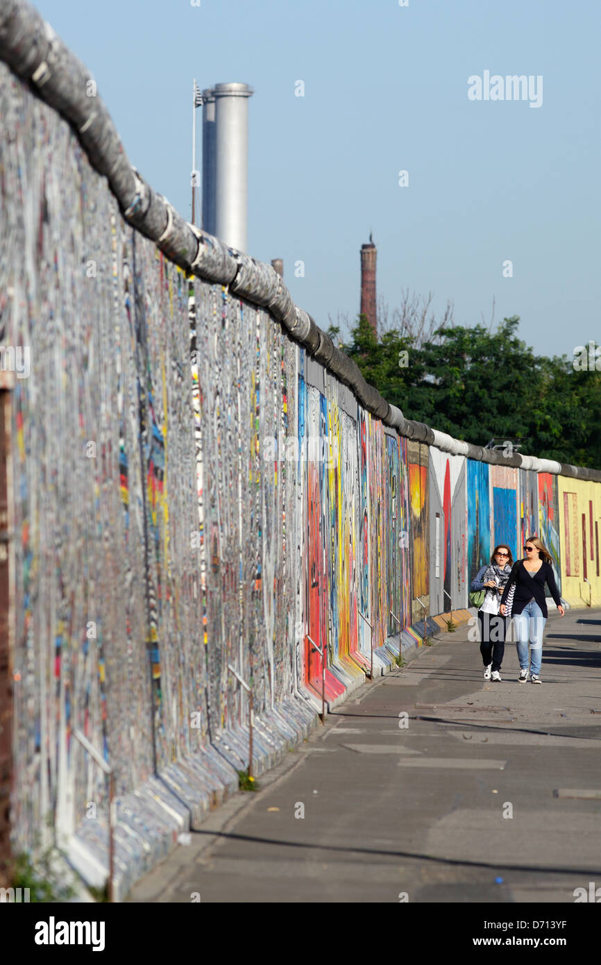 Berlin, Deutschland, zwei Frauen an der Berliner Mauer an der East Side Gallery Stockfoto