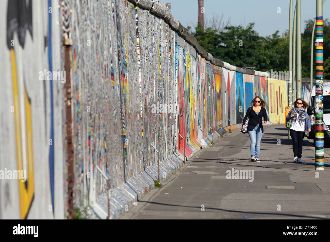 Berlin, Deutschland, zwei Frauen an der Berliner Mauer an der East Side Gallery Stockfoto