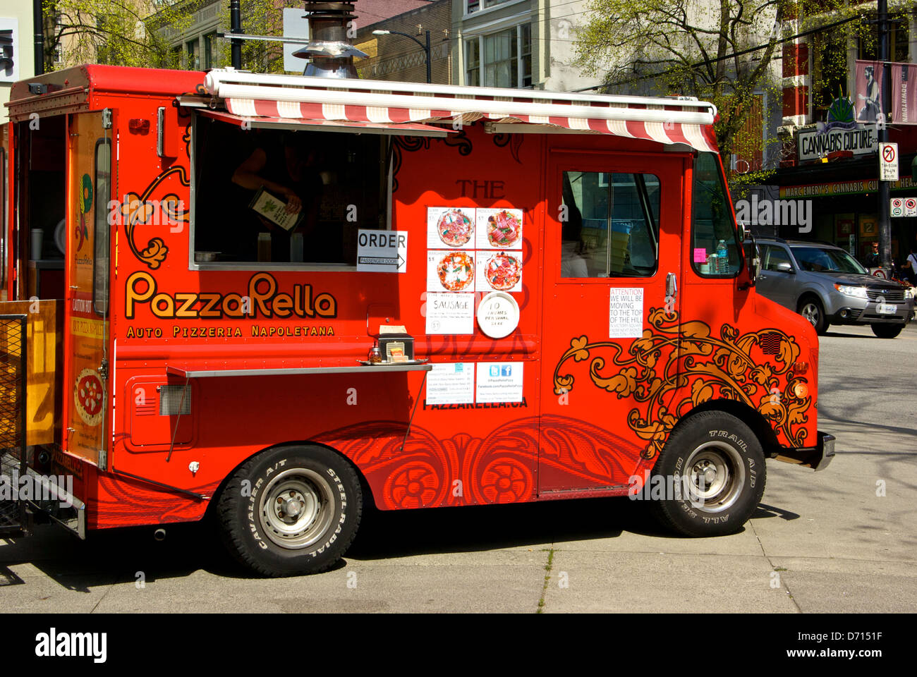 PazzaRella Holzofen Ofen Pizza Einzelhandel Lebensmittel Truck Vancouver Victory Square Hastings street Stockfoto