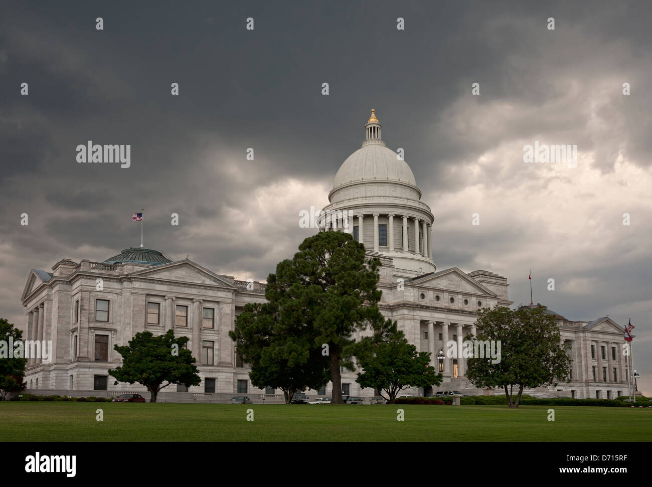 USA, Arkansas State Capitol-Gebäudes mit bedrohlichen Himmel Stockfoto