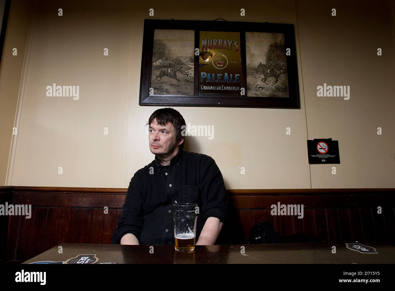 Schottischer Autor Ian Rankin in der Oxford Bar, Edinburgh, begünstigt durch seine Romanfigur Detective Inspector John Rebus. Stockfoto
