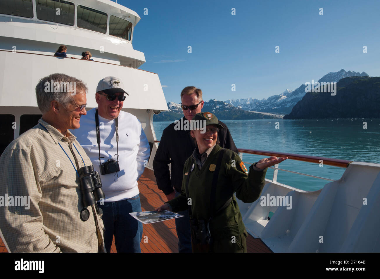 Passagiere auf Kreuzfahrt Schiff Safari Endeavour im Glacier Bay Nationalpark, Alaska Park Ranger im Gespräch Stockfoto