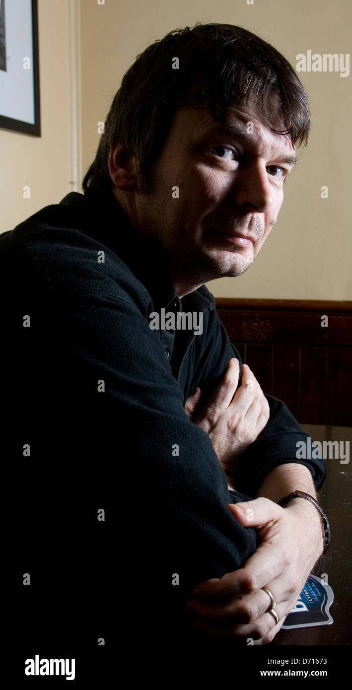 Schottischer Autor Ian Rankin in der Oxford Bar, Edinburgh, begünstigt durch seine Romanfigur Detective Inspector John Rebus. Stockfoto