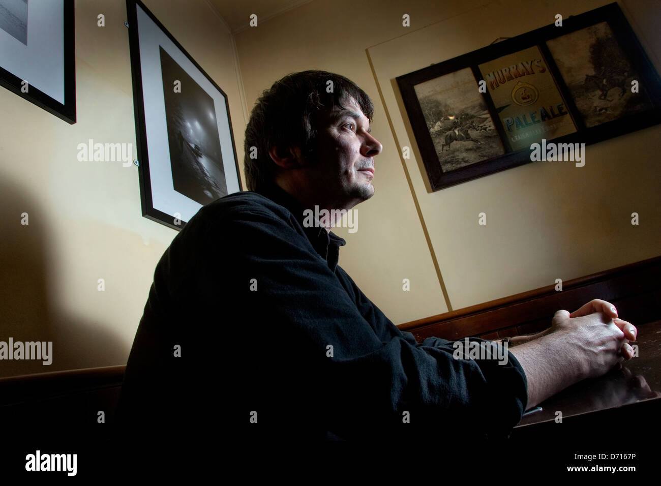 Schottischer Autor Ian Rankin in der Oxford Bar, Edinburgh, begünstigt durch seine Romanfigur Detective Inspector John Rebus. Stockfoto